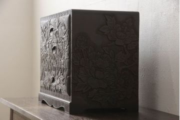 中古　美品　伝統工芸　日光彫り　大胆にあしらわれた牡丹の図柄が魅力的な小引き出し(小物収納、卓上収納)(R-061193)