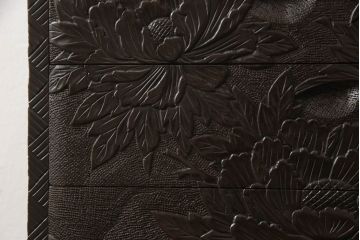 中古　美品　伝統工芸　日光彫り　大胆にあしらわれた牡丹の図柄が魅力的な小引き出し(小物収納、卓上収納)(R-061193)
