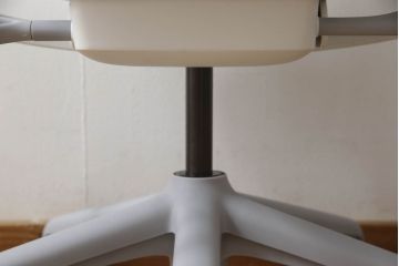 中古　美品　HermanMiller(ハーマンミラー社)　立体的な背もたれが印象的なセイルチェア(SAYL Chair)(オフィスチェア、アームチェア、ワークチェア)(R-061210)