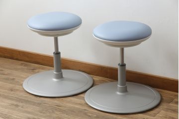 中古　超美品　オカムラ(OKAMURA)　医療福祉用　円盤脚　抗菌　丸みのあるフォルムがかわいらしいスツール2脚セット(丸椅子、回転椅子、イス)(2脚で定価約124000円)(R-061211)