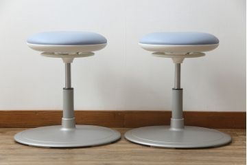 中古　超美品　オカムラ(OKAMURA)　医療福祉用　円盤脚　抗菌　丸みのあるフォルムがかわいらしいスツール2脚セット(丸椅子、回転椅子、イス)(2脚で定価約124000円)(R-061211)