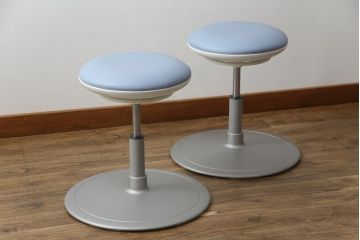 中古　超美品　オカムラ(OKAMURA)　医療福祉用　円盤脚　抗菌　丸みのあるフォルムがかわいらしいスツール2脚セット(丸椅子、回転椅子、イス)(2脚で定価約124000円)(R-061211)