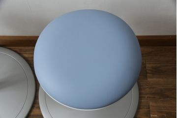中古　超美品　オカムラ(OKAMURA)　医療福祉用　円盤脚　抗菌　丸みのあるフォルムがかわいらしいスツール2脚セット(丸椅子、回転椅子、イス)(2脚で定価約124000円)(R-061211)