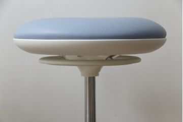 中古　超美品　オカムラ(OKAMURA)　医療福祉用　円盤脚　抗菌　丸みのあるフォルムがかわいらしいスツール2脚セット(丸椅子、回転椅子、イス)(2脚で定価約124000円)(R-061211)
