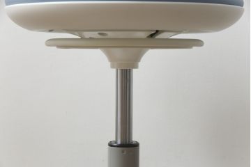 中古　超美品　オカムラ(OKAMURA)　医療福祉用　円盤脚　抗菌　丸みのあるフォルムがかわいらしいスツール2脚セット(丸椅子、回転椅子、イス)(2脚で定価約124000円)(R-061211)