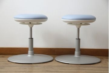 中古　超美品　オカムラ(OKAMURA)　医療福祉用　円盤脚　抗菌　丸みのあるフォルムがかわいらしいスツール2脚セット(丸椅子、回転椅子、イス)(2脚で定価約124000円)(R-061211)