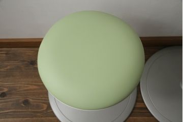 中古　超美品　オカムラ(OKAMURA)　医療福祉用　円盤脚　抗菌　丸みのあるフォルムがかわいらしいスツール2脚セット(丸椅子、回転椅子、イス)(2脚で定価約124000円)(R-061212)