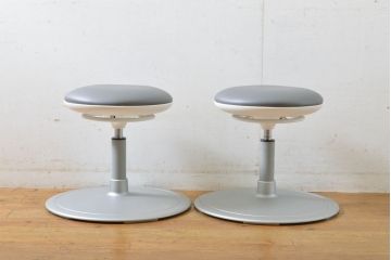 中古　超美品　オカムラ(OKAMURA)　医療福祉用　円盤脚　抗菌　丸みのあるフォルムがかわいらしいスツール2脚セット(丸椅子、回転椅子、イス)(2脚で定価約124000円)(R-061213)