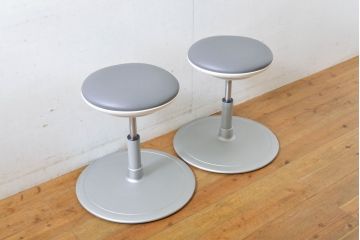 中古　超美品　オカムラ(OKAMURA)　医療福祉用　円盤脚　抗菌　丸みのあるフォルムがかわいらしいスツール2脚セット(丸椅子、回転椅子、イス)(2脚で定価約124000円)(R-061213)