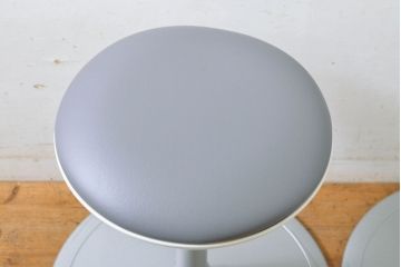 中古　超美品　オカムラ(OKAMURA)　医療福祉用　円盤脚　抗菌　丸みのあるフォルムがかわいらしいスツール2脚セット(丸椅子、回転椅子、イス)(2脚で定価約124000円)(R-061213)