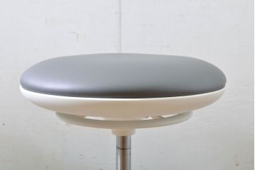 中古　超美品　オカムラ(OKAMURA)　医療福祉用　円盤脚　抗菌　丸みのあるフォルムがかわいらしいスツール2脚セット(丸椅子、回転椅子、イス)(2脚で定価約124000円)(R-061213)