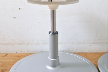 中古　超美品　オカムラ(OKAMURA)　医療福祉用　円盤脚　抗菌　丸みのあるフォルムがかわいらしいスツール2脚セット(丸椅子、回転椅子、イス)(2脚で定価約124000円)(R-061213)