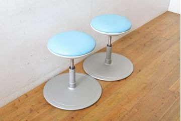 中古　超美品　オカムラ(OKAMURA)　医療福祉用　円盤脚　抗菌　丸みのあるフォルムがかわいらしいスツール2脚セット(丸椅子、回転椅子、イス)(2脚で定価約124000円)(R-061214)