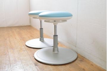 中古　超美品　オカムラ(OKAMURA)　医療福祉用　円盤脚　抗菌　丸みのあるフォルムがかわいらしいスツール2脚セット(丸椅子、回転椅子、イス)(2脚で定価約124000円)(R-061214)