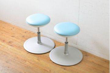 中古　超美品　オカムラ(OKAMURA)　医療福祉用　円盤脚　抗菌　丸みのあるフォルムがかわいらしいスツール2脚セット(丸椅子、回転椅子、イス)(2脚で定価約124000円)(R-061214)