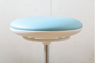 中古　超美品　オカムラ(OKAMURA)　医療福祉用　円盤脚　抗菌　丸みのあるフォルムがかわいらしいスツール2脚セット(丸椅子、回転椅子、イス)(2脚で定価約124000円)(R-061214)
