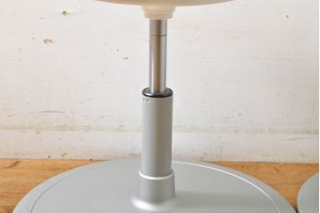 中古　超美品　オカムラ(OKAMURA)　医療福祉用　円盤脚　抗菌　丸みのあるフォルムがかわいらしいスツール2脚セット(丸椅子、回転椅子、イス)(2脚で定価約124000円)(R-061214)