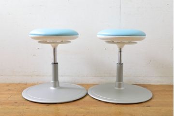 中古　超美品　オカムラ(OKAMURA)　医療福祉用　円盤脚　抗菌　丸みのあるフォルムがかわいらしいスツール2脚セット(丸椅子、回転椅子、イス)(2脚で定価約124000円)(R-061214)