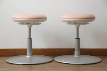 中古　超美品　オカムラ(OKAMURA)　医療福祉用　円盤脚　抗菌　丸みのあるフォルムがかわいらしいスツール2脚セット(丸椅子、回転椅子、イス)(2脚で定価約124000円)(R-061215)