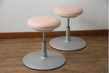 中古　超美品　オカムラ(OKAMURA)　医療福祉用　円盤脚　抗菌　丸みのあるフォルムがかわいらしいスツール2脚セット(丸椅子、回転椅子、イス)(2脚で定価約124000円)(R-061215)