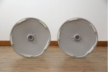 中古　超美品　オカムラ(OKAMURA)　医療福祉用　円盤脚　抗菌　丸みのあるフォルムがかわいらしいスツール2脚セット(丸椅子、回転椅子、イス)(2脚で定価約124000円)(R-061215)