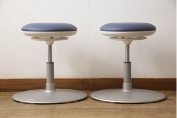 中古　超美品　オカムラ(OKAMURA)　医療福祉用　円盤脚　抗菌　丸みのあるフォルムがかわいらしいスツール2脚セット(丸椅子、回転椅子、イス)(2脚で定価約124000円)(R-061216)