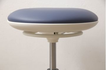 中古　超美品　オカムラ(OKAMURA)　医療福祉用　円盤脚　抗菌　丸みのあるフォルムがかわいらしいスツール2脚セット(丸椅子、回転椅子、イス)(2脚で定価約124000円)(R-061216)