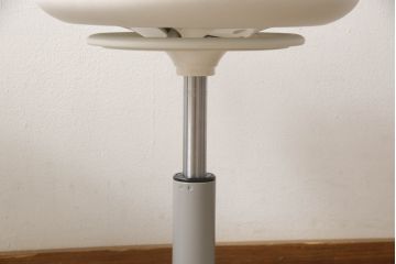 中古　超美品　オカムラ(OKAMURA)　医療福祉用　円盤脚　抗菌　丸みのあるフォルムがかわいらしいスツール2脚セット(丸椅子、回転椅子、イス)(2脚で定価約124000円)(R-061216)