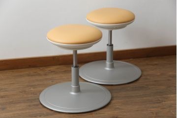 中古　超美品　オカムラ(OKAMURA)　医療福祉用　円盤脚　抗菌　丸みのあるフォルムがかわいらしいスツール2脚セット(丸椅子、回転椅子、イス)(2脚で定価約124000円)(R-061217)