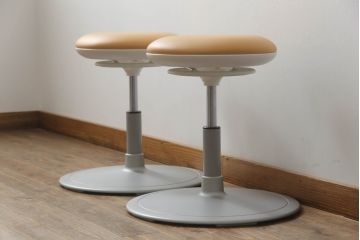 中古　超美品　オカムラ(OKAMURA)　医療福祉用　円盤脚　抗菌　丸みのあるフォルムがかわいらしいスツール2脚セット(丸椅子、回転椅子、イス)(2脚で定価約124000円)(R-061217)