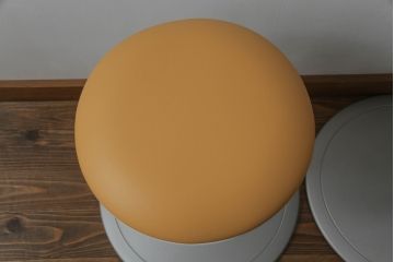 中古　超美品　オカムラ(OKAMURA)　医療福祉用　円盤脚　抗菌　丸みのあるフォルムがかわいらしいスツール2脚セット(丸椅子、回転椅子、イス)(2脚で定価約124000円)(R-061217)