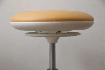 中古　超美品　オカムラ(OKAMURA)　医療福祉用　円盤脚　抗菌　丸みのあるフォルムがかわいらしいスツール2脚セット(丸椅子、回転椅子、イス)(2脚で定価約124000円)(R-061217)