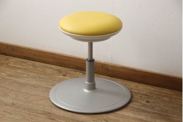 中古　超美品　オカムラ(OKAMURA)　医療福祉用　円盤脚　抗菌　丸みのあるフォルムがかわいらしいスツール(丸椅子、回転椅子、イス)(定価約62000円)(R-061218)