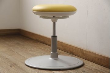 中古　超美品　オカムラ(OKAMURA)　医療福祉用　円盤脚　抗菌　丸みのあるフォルムがかわいらしいスツール(丸椅子、回転椅子、イス)(定価約62000円)(R-061218)
