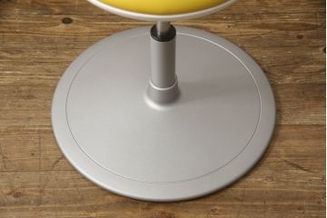 中古　超美品　オカムラ(OKAMURA)　医療福祉用　円盤脚　抗菌　丸みのあるフォルムがかわいらしいスツール(丸椅子、回転椅子、イス)(定価約62000円)(R-061218)