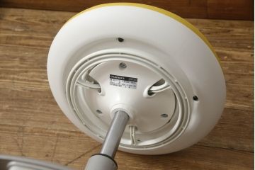 中古　超美品　オカムラ(OKAMURA)　医療福祉用　円盤脚　抗菌　丸みのあるフォルムがかわいらしいスツール(丸椅子、回転椅子、イス)(定価約62000円)(R-061218)