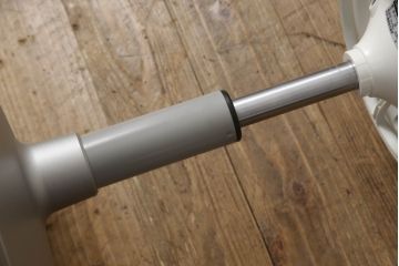 中古　超美品　オカムラ(OKAMURA)　医療福祉用　円盤脚　抗菌　丸みのあるフォルムがかわいらしいスツール(丸椅子、回転椅子、イス)(定価約62000円)(R-061218)