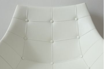 中古　展示品　超美品　Cassinaixc.(カッシーナイクスシー)　Philippe Starck(フィリップ・スタルク)　246　PASSION(パシオン)　本革　丸みのあるボディと華奢な脚のバランスが美しいアームチェア(ダイニングチェア、椅子、イス、レザー)(定価約21万円)(R-061220)
