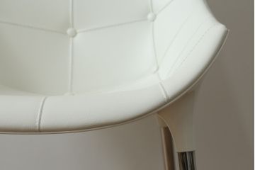 中古　展示品　超美品　Cassinaixc.(カッシーナイクスシー)　Philippe Starck(フィリップ・スタルク)　246　PASSION(パシオン)　本革　丸みのあるボディと華奢な脚のバランスが美しいアームチェア(ダイニングチェア、椅子、イス、レザー)(定価約21万円)(R-061220)