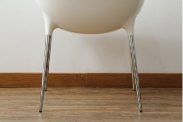 中古　展示品　超美品　Cassinaixc.(カッシーナイクスシー)　Philippe Starck(フィリップ・スタルク)　246　PASSION(パシオン)　本革　丸みのあるボディと華奢な脚のバランスが美しいアームチェア(ダイニングチェア、椅子、イス、レザー)(定価約21万円)(R-061220)