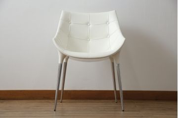 中古　展示品　超美品　Cassinaixc.(カッシーナイクスシー)　Philippe Starck(フィリップ・スタルク)　246　PASSION(パシオン)　本革　丸みのあるボディと華奢な脚のバランスが美しいアームチェア(ダイニングチェア、椅子、イス、レザー)(定価約21万円)(R-061221)