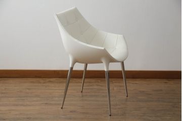 中古　展示品　超美品　Cassinaixc.(カッシーナイクスシー)　Philippe Starck(フィリップ・スタルク)　246　PASSION(パシオン)　本革　丸みのあるボディと華奢な脚のバランスが美しいアームチェア(ダイニングチェア、椅子、イス、レザー)(定価約21万円)(R-061221)