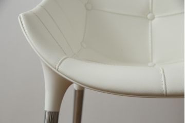 中古　展示品　超美品　Cassinaixc.(カッシーナイクスシー)　Philippe Starck(フィリップ・スタルク)　246　PASSION(パシオン)　本革　丸みのあるボディと華奢な脚のバランスが美しいアームチェア(ダイニングチェア、椅子、イス、レザー)(定価約21万円)(R-061221)