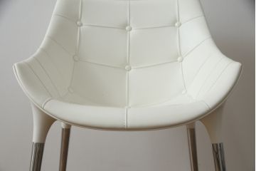 中古　展示品　超美品　Cassinaixc.(カッシーナイクスシー)　Philippe Starck(フィリップ・スタルク)　246　PASSION(パシオン)　本革　丸みのあるボディと華奢な脚のバランスが美しいアームチェア(ダイニングチェア、椅子、イス、レザー)(定価約21万円)(R-061221)
