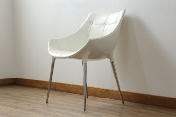 中古　展示品　超美品　Cassinaixc.(カッシーナイクスシー)　Philippe Starck(フィリップ・スタルク)　246　PASSION(パシオン)　本革　丸みのあるボディと華奢な脚のバランスが美しいアームチェア(ダイニングチェア、椅子、イス、レザー)(定価約21万円)(R-061222)