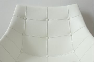 中古　展示品　超美品　Cassinaixc.(カッシーナイクスシー)　Philippe Starck(フィリップ・スタルク)　246　PASSION(パシオン)　本革　丸みのあるボディと華奢な脚のバランスが美しいアームチェア(ダイニングチェア、椅子、イス、レザー)(定価約21万円)(R-061222)