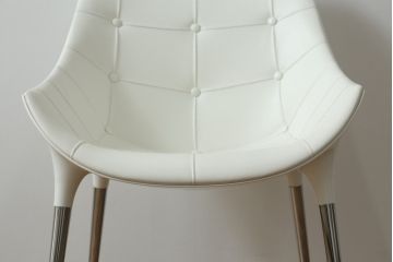 中古　展示品　超美品　Cassinaixc.(カッシーナイクスシー)　Philippe Starck(フィリップ・スタルク)　246　PASSION(パシオン)　本革　丸みのあるボディと華奢な脚のバランスが美しいアームチェア(ダイニングチェア、椅子、イス、レザー)(定価約21万円)(R-061222)