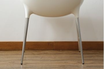 中古　展示品　超美品　Cassinaixc.(カッシーナイクスシー)　Philippe Starck(フィリップ・スタルク)　246　PASSION(パシオン)　本革　丸みのあるボディと華奢な脚のバランスが美しいアームチェア(ダイニングチェア、椅子、イス、レザー)(定価約21万円)(R-061222)