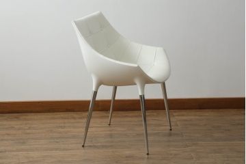 中古　展示品　超美品　Cassinaixc.(カッシーナイクスシー)　Philippe Starck(フィリップ・スタルク)　246　PASSION(パシオン)　本革　丸みのあるボディと華奢な脚のバランスが美しいアームチェア(ダイニングチェア、椅子、イス、レザー)(定価約21万円)(R-061223)
