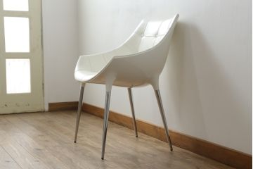 中古　展示品　超美品　Cassinaixc.(カッシーナイクスシー)　Philippe Starck(フィリップ・スタルク)　246　PASSION(パシオン)　本革　丸みのあるボディと華奢な脚のバランスが美しいアームチェア(ダイニングチェア、椅子、イス、レザー)(定価約21万円)(R-061223)
